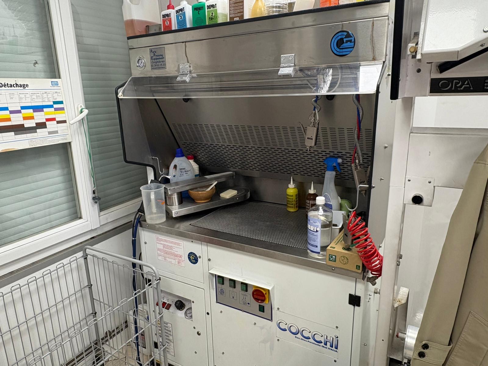 Détachage minutieux d'un vêtement